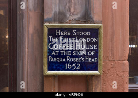 Eine Gedenktafel Kennzeichnung der Lage des Londoner ersten Coffee House, von Pasqua Rosee 1652 eröffnet. St Michaels Gasse in der Nähe von Cornhill, London. Stockfoto