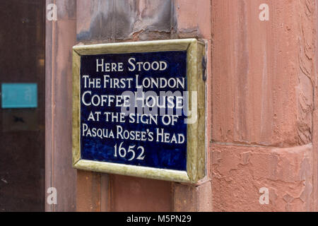 Eine Gedenktafel Kennzeichnung der Lage des Londoner ersten Coffee House, von Pasqua Rosee 1652 eröffnet. St Michaels Gasse in der Nähe von Cornhill, London. Stockfoto