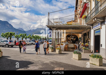 Comer see, Italien. Anzeigen von Menschen zu Fuß an der Straße entlang der Ufer des Comer Sees in Bellagio, einem reizenden Dorf, zwischen dem See und den Bergen der Alpen. Stockfoto