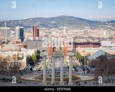 BARCELONA, SPANIEN - 18. FEBRUAR 2018: Blick auf die Avenue Königin Maria Christina im Viertel Sants-Montjuic Stockfoto