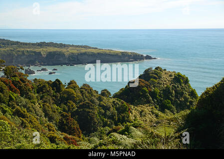 Ein Blick von der Küstenstraße auf West Neuseelands Küste nördlich von Greymouth, bewertet als eine der zehn landschaftlich schöne Strecken in der Welt. Stockfoto