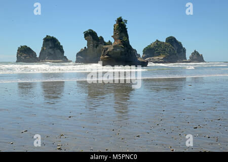 Ebbe in der West Coast Beach zeigt eine Gruppe von kleinen Inseln, Südinsel, Neuseeland Stockfoto