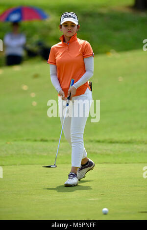 DDanau, UKM Bangi - 11. Februar: Zulaikah Nasser Schläge am ersten Loch während der letzten Runde des Danau Junior Meisterschaft am Danau Golf Club Stockfoto