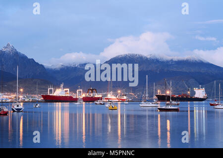 Blick auf die Stadt Ushuaia auf den Sonnenuntergang. Feuerland, Argentinien. Stockfoto