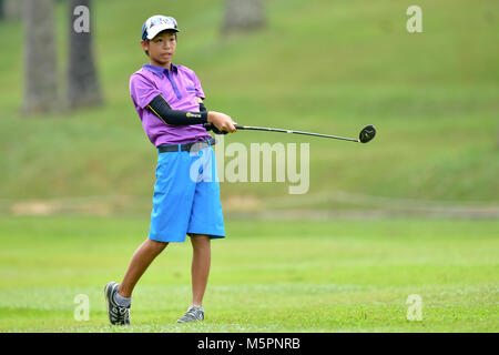 Danau, UKM Bangi - 11. Februar: Isaak Chern Yi spielt seinen zweiten Schuß auf der vierten Bohrung während der letzten Runde des Danau Junior Meisterschaft. Stockfoto