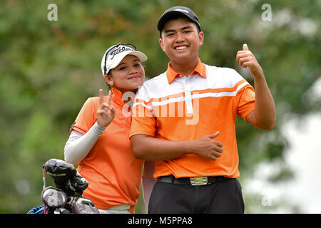 Danau, UKM Bangi - 11. Februar: Zulaikah Nasser wirft mit ihrem caddie auf dem 17 Loch während der letzten Runde des Danau Junior Meisterschaft Stockfoto