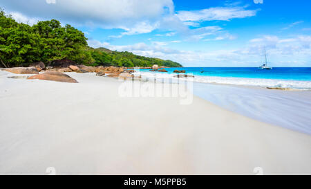 Unglaublich schönes Paradies Strand. weißer Sand, türkises Wasser, Palmen am tropischen Strand Anse Lazio, Praslin, Seychellen Stockfoto