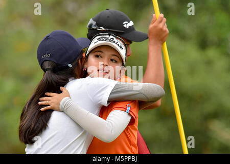 Danau, UKM Bangi - 11. Februar: Ashley Chin Yen Ling und Zulaikah Nasser feiert nach der letzten Runde des Danau Junior Meisterschaft an D Stockfoto