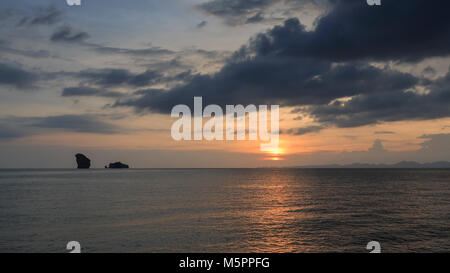 Sonnenuntergang in der Nähe von Railay Beach in Krabi, Thailand Stockfoto