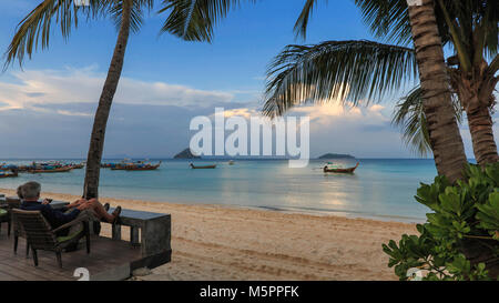 Phi Phi Island, Thailand - Januar 28, 2018: Touristen beobachten die Sonne in Koh Phi Phi Don Island in Krabi, Thailand Stockfoto