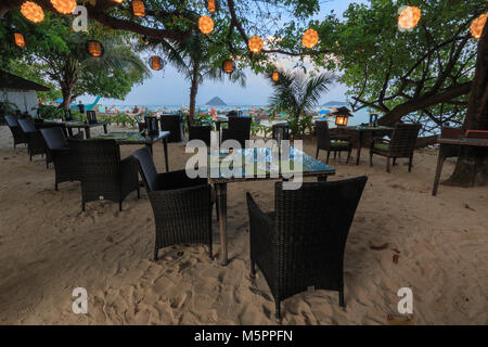 Phi Phi Island, Thailand - Januar 28, 2018: Restaurant am Strand in Koh Phi Phi Don Island in Krabi, Thailand Stockfoto