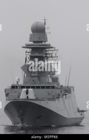 Seine Luigi Rizzo (F 565), eine Bergamini-Klasse Fregatte von der Italienischen Marine betriebenen, Kopf nach unten den Clyde zu Beginn der Übung gemeinsame Krieger 17-2. Stockfoto