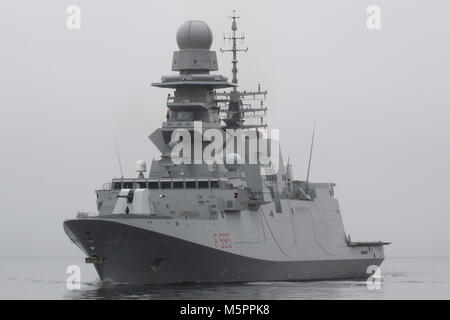 Seine Luigi Rizzo (F 565), eine Bergamini-Klasse Fregatte von der Italienischen Marine betriebenen, Kopf nach unten den Clyde zu Beginn der Übung gemeinsame Krieger 17-2. Stockfoto