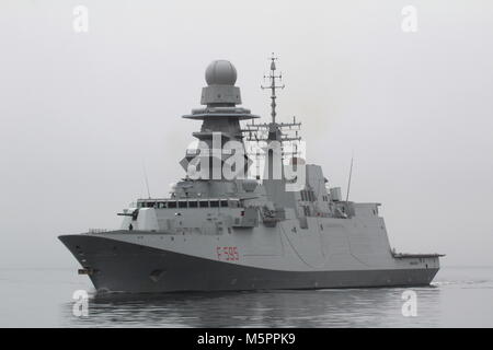 Seine Luigi Rizzo (F 565), eine Bergamini-Klasse Fregatte von der Italienischen Marine betriebenen, Kopf nach unten den Clyde zu Beginn der Übung gemeinsame Krieger 17-2. Stockfoto