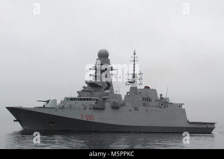 Seine Luigi Rizzo (F 565), eine Bergamini-Klasse Fregatte von der Italienischen Marine betriebenen, Kopf nach unten den Clyde zu Beginn der Übung gemeinsame Krieger 17-2. Stockfoto