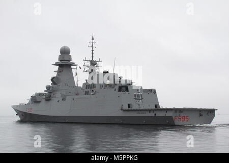 Seine Luigi Rizzo (F 565), eine Bergamini-Klasse Fregatte von der Italienischen Marine betriebenen, Kopf nach unten den Clyde zu Beginn der Übung gemeinsame Krieger 17-2. Stockfoto