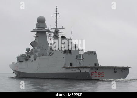 Seine Luigi Rizzo (F 565), eine Bergamini-Klasse Fregatte von der Italienischen Marine betriebenen, Kopf nach unten den Clyde zu Beginn der Übung gemeinsame Krieger 17-2. Stockfoto