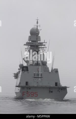 Seine Luigi Rizzo (F 565), eine Bergamini-Klasse Fregatte von der Italienischen Marine betriebenen, Kopf nach unten den Clyde zu Beginn der Übung gemeinsame Krieger 17-2. Stockfoto