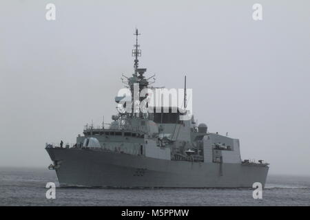 HMCS Montreal (FFH 336), ein Halifax-Klasse Fregatte, die von der Kanadischen Marine betrieben, Kopf nach unten den Clyde zu Beginn der Übung gemeinsame Krieger 17-2. Stockfoto