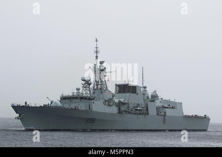 HMCS Montreal (FFH 336), ein Halifax-Klasse Fregatte, die von der Kanadischen Marine betrieben, Kopf nach unten den Clyde zu Beginn der Übung gemeinsame Krieger 17-2. Stockfoto