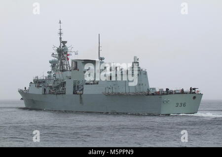 HMCS Montreal (FFH 336), ein Halifax-Klasse Fregatte, die von der Kanadischen Marine betrieben, Kopf nach unten den Clyde zu Beginn der Übung gemeinsame Krieger 17-2. Stockfoto