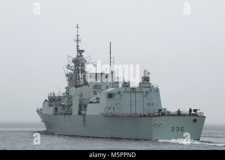 HMCS Montreal (FFH 336), ein Halifax-Klasse Fregatte, die von der Kanadischen Marine betrieben, Kopf nach unten den Clyde zu Beginn der Übung gemeinsame Krieger 17-2. Stockfoto