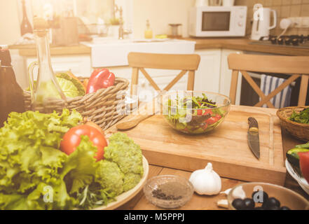 Küche Einrichtung mit Holzmöbeln Stockfoto