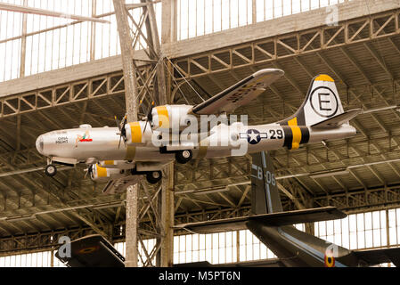 Vintage Flugzeug im Hangar Stockfoto