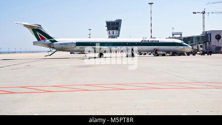 BARI, ITALIEN - Juli 27, 2012: Ein Alitalia Flugzeuge am Flughafen Karol Wojtyla am 27. Juli 2012 in Bari, Italien. Stockfoto