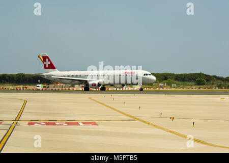 BARCELONA, SPANIEN - 30. MAI 2012: ein SWISS Airbus 321 beginnen, nehmen Sie an von Start- und Landebahn 25L laufen in Flughafen Barcelona "El Prat" am 30. Mai 2012 in Barcelona Stockfoto