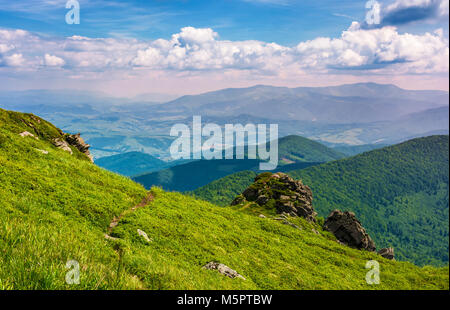 Weg durch die grasbewachsenen Hügel über die Felsen in den Bergen. Herrliche Borschawa mountain Ride in der Ferne. anzeigen Lage Berg gorgeou Pikui. Stockfoto