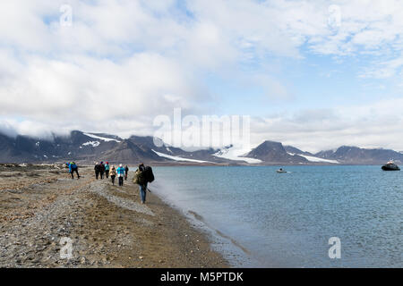 Svalbard, Norwegen, 3. August 2017: Touristen auf der Insel Prins Karls Forland ist zu Fuß in Richtung abholen, wo das Boot von Führung Unternehmen bessere Momente werden Sie zurück nach Longyearbyen. Stockfoto