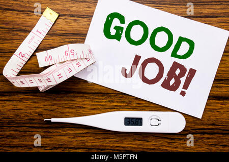 Konzeptionelle Hand schreiben Bildunterschrift mit guten Job. Business Konzept für Erfolg Anerkennung auf haftnotiz Papier Holz Hintergrund geschrieben. Meter Stockfoto
