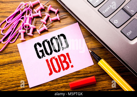 Handschriftlichen Text, gute Arbeit. Business Konzept für Erfolg Anerkennung auf rosa Zettel Papier auf Holz- Hintergrund neben der Tastatur. Stockfoto