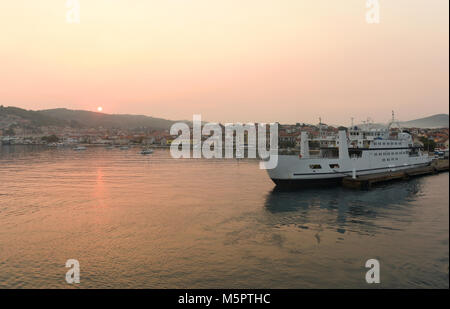 Sonnenaufgang im Hafen von Vela Luka auf der Insel Korcula, Kroatien. Stockfoto