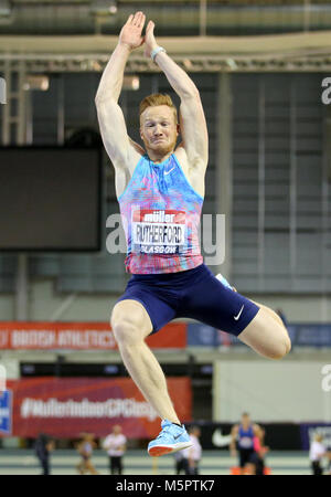 Großbritanniens Greg Rutherford im Weitsprung der Männer während der Muller Indoor Grand Prix im Emirates Arena, Glasgow. Stockfoto