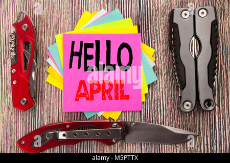 Schreiben Text angezeigt Hallo April. Geschäftskonzept für den Frühling Willkommen auf Holzuntergrund mit Taschenmesser mit Platz geschrieben Stockfoto