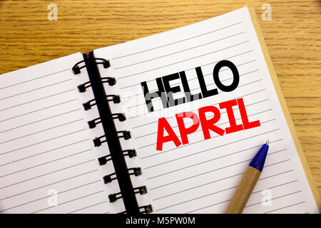 Wort, Schrift Hallo April. Geschäftskonzept für den Frühling Willkommen auf Notepad mit Platz am alten Holz Hintergrund mit Kugelschreiber Marker geschrieben Stockfoto