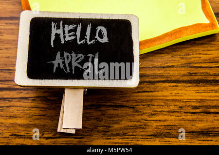 Handschriftlichen Text angezeigt Hallo April. Geschäftskonzept für den Frühling Willkommen auf Ankündigung Board auf Holz Holz Hintergrund geschrieben. Stockfoto