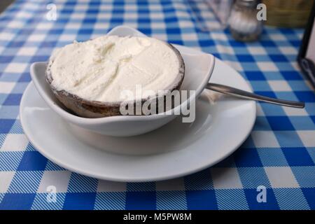 Kokosnuss Eis in Coconut shell serviert mit einem Löffel. Stockfoto