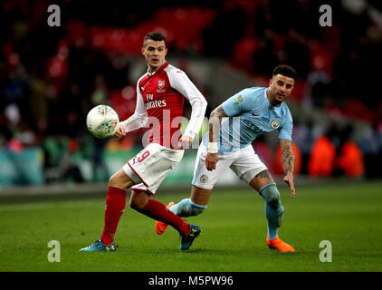 Von Arsenal Granit Xhaka (links) und Manchester City Kyle Walker (rechts) Kampf um den Ball während der carabao Cup Finale im Wembley Stadion, London. Stockfoto