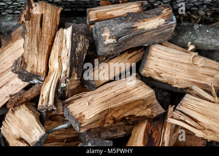 Im Hintergrund viele Protokolle, Brennholz, Nahaufnahme, Ansicht von oben. Stockfoto