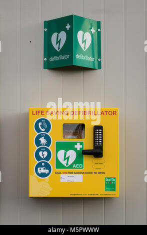 AED lebensrettenden Defibrillator in öffentlichen Ort, Großbritannien Stockfoto