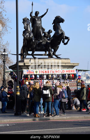 London souvenir unter auf die Westminster Bridge Road, London ausgeht, mit Touristen. Boadicea und Ihre Töchter Bronze Skulptur. Boudica Stockfoto