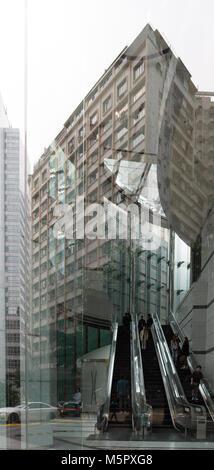 Reflexionen der Rolltreppe in Glas Gebäude - nicht retuschiert Stockfoto