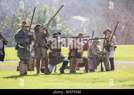 Amerikanische melitia Reenact heraus eine Szene aus der Amerikanischen Revolution Krieg zu einem reenactment Event in Huntington Beach Kalifornien USA Stockfoto