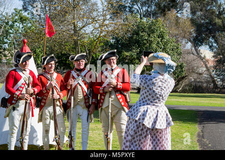 Eine Frau im Kleid fotografieren Britischen redcoats an einem Amerikanischen Unabhängigkeitskrieges Reenactment mit einem modernen Smartphone Kamera Stockfoto