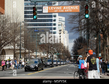 Pfarrer und Evangelist Billy Graham's motorcade geht durch die Innenstadt von Charlotte, North Carolina, seinen Körper von Asheville zu den Billy Grah Stockfoto