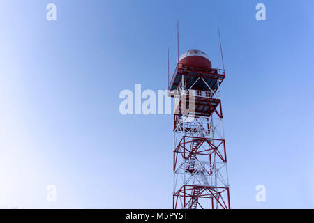 Wetter surveillance radar in einem kugelförmigen schützende Kuppel, auf einem Gitter Turm montiert, gegen den Himmel Stockfoto