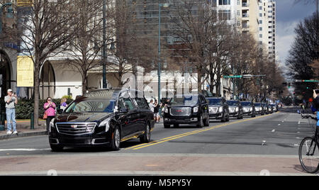 Pfarrer und Evangelist Billy Graham's motorcade geht durch die Innenstadt von Charlotte, North Carolina, seinen Körper von Asheville zu den Billy Grah Stockfoto